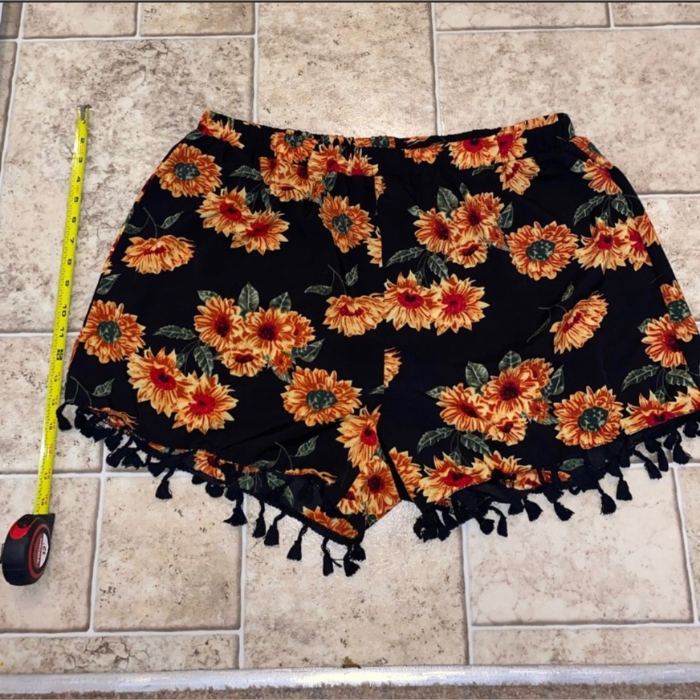 SHEIN Sunflower Print Tassel Trim Shorts